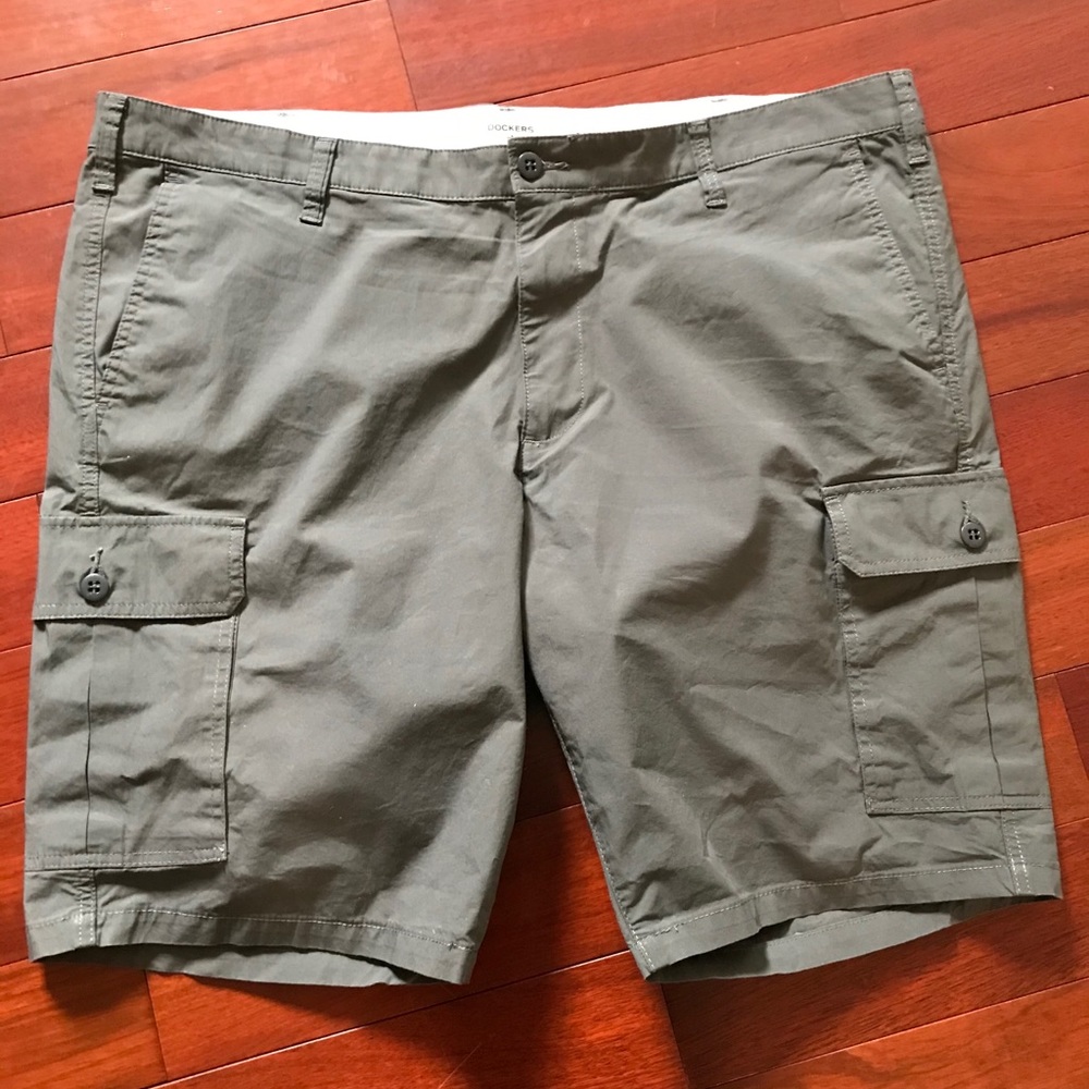 Dockers cargo shorts. Dark gray. W43